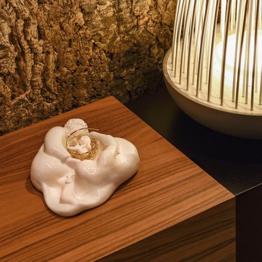 presépio decorativo de cerâmica branco moderno da Carmo Joalheiros sobre base de madeira