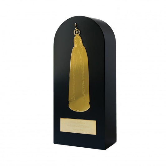 bibelot Nossa Senhora de Fátima dourado em placa arqueada preta com coroa e placa gravada Carmo Joalheiros