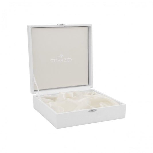 estojo para concha batismal Topazio 1874 em madeira branca com interior em cetim creme para joalharia