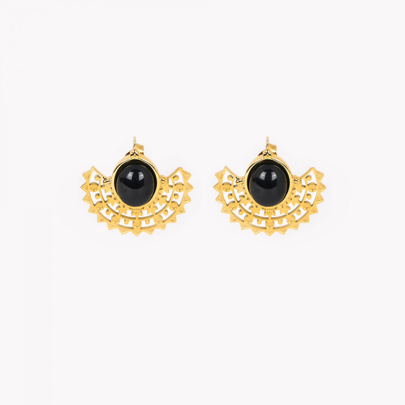 brincos aço inoxidável feminino Carmo Joalheiros em banho dourado com pedra preta e design filigrana em leque