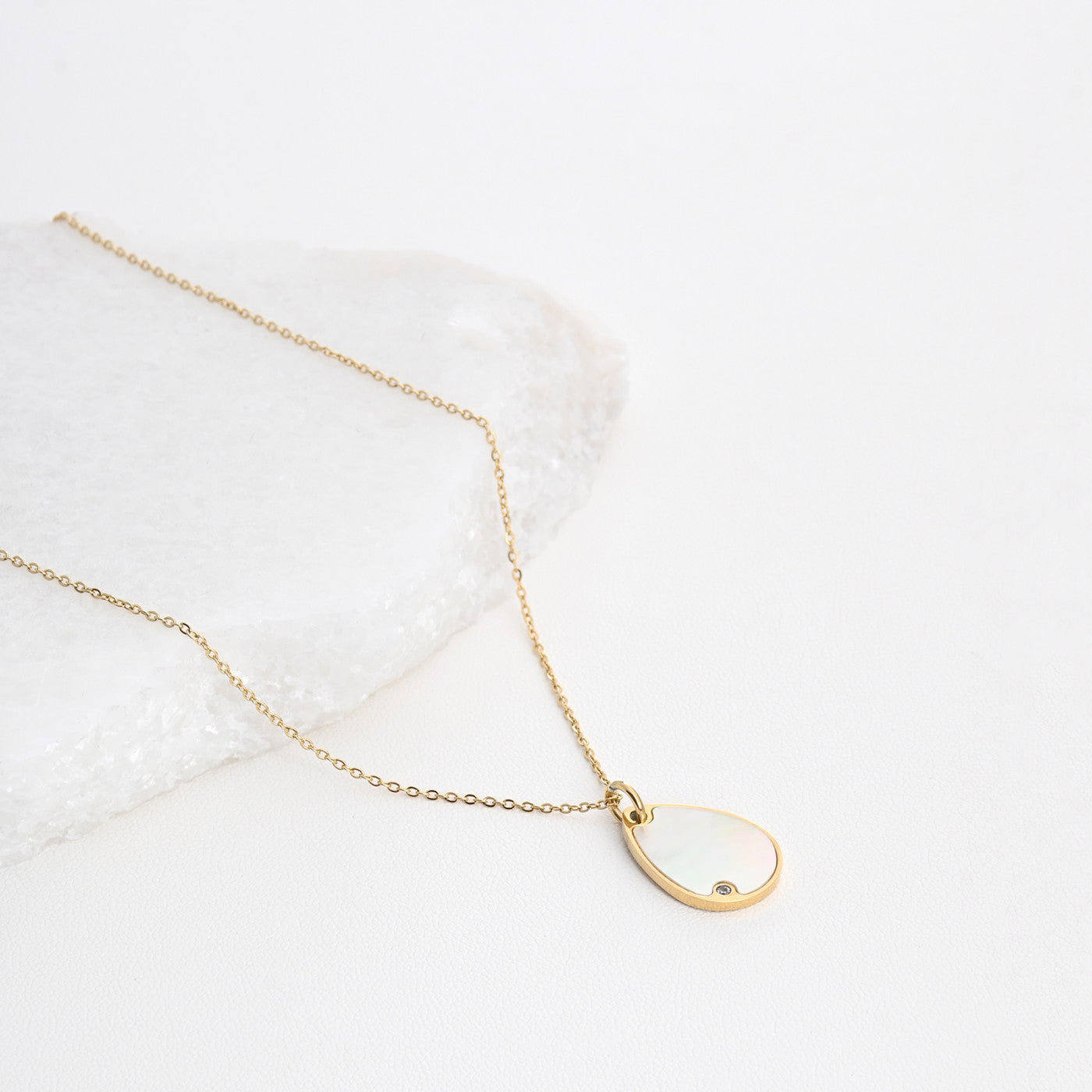 Colar Oval com Madrepérola | Aço Inoxidável | Coleção Stellara