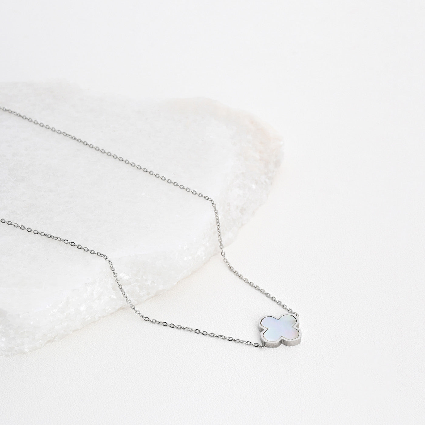 Colar Trevo com Madrepérola | Aço Inoxidável | Coleção Stellara