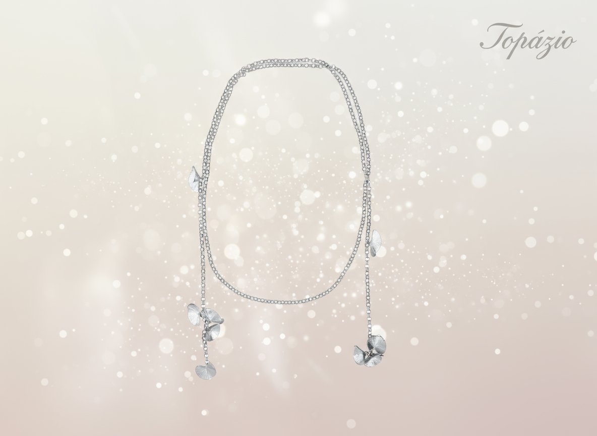 Banner Topázio - Colar Comprido Feminino Prateado com Flores