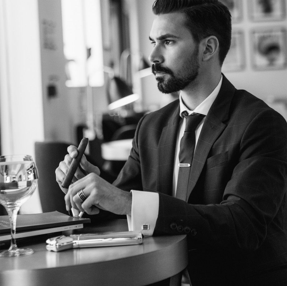 Homem elegante de terno e gravata usando alfinete de gravata masculino prata Topázio 1874 em café