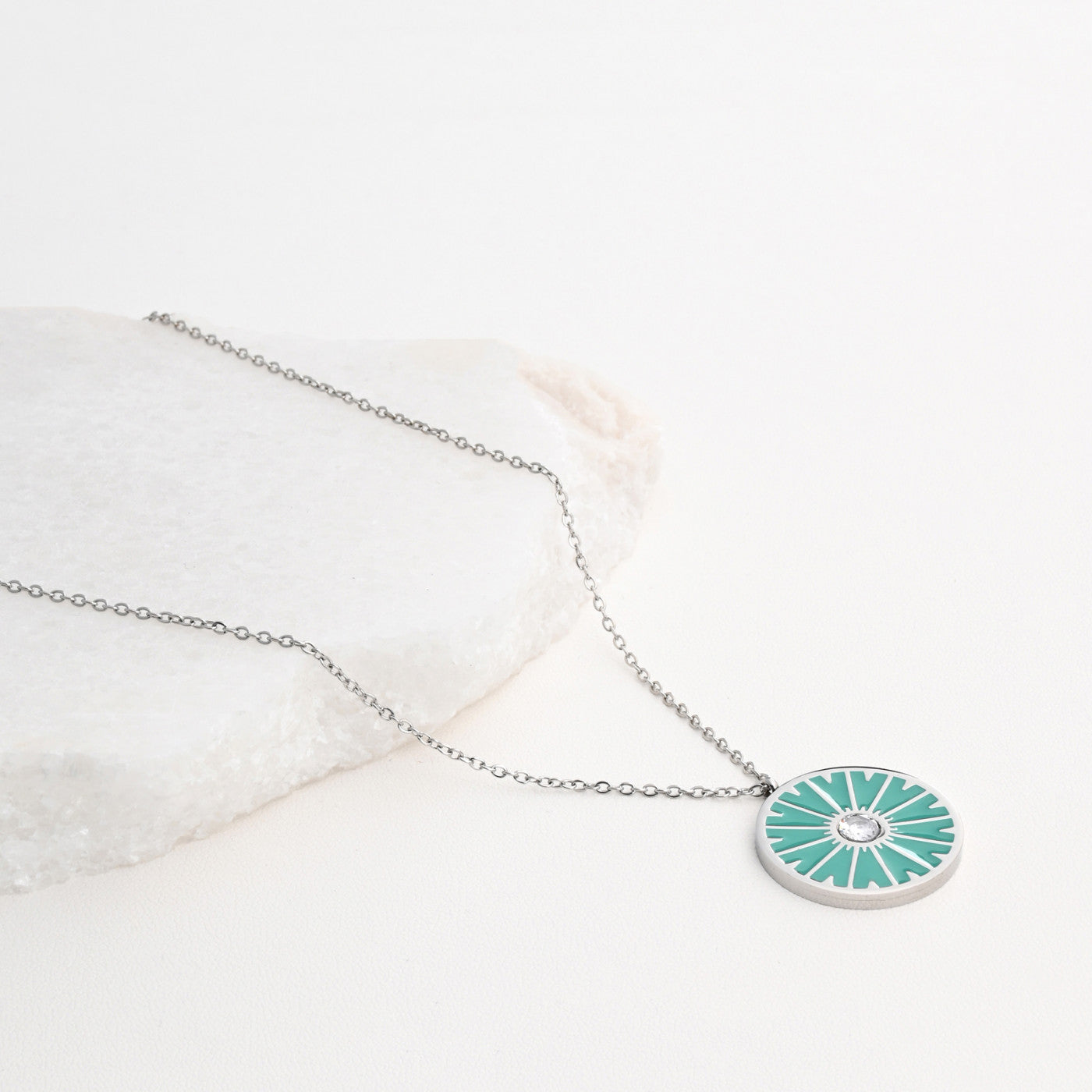 Carmo Joalheiros colar em aço roda verde com pingente redondo esmaltado verde e detalhe central brilhante