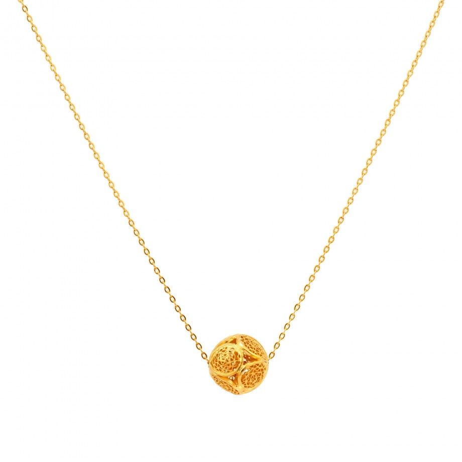 colar esfera de filigrana em ouro amarelo com pendente esferico trabalhado e corrente fina da Carmo Joalheiros