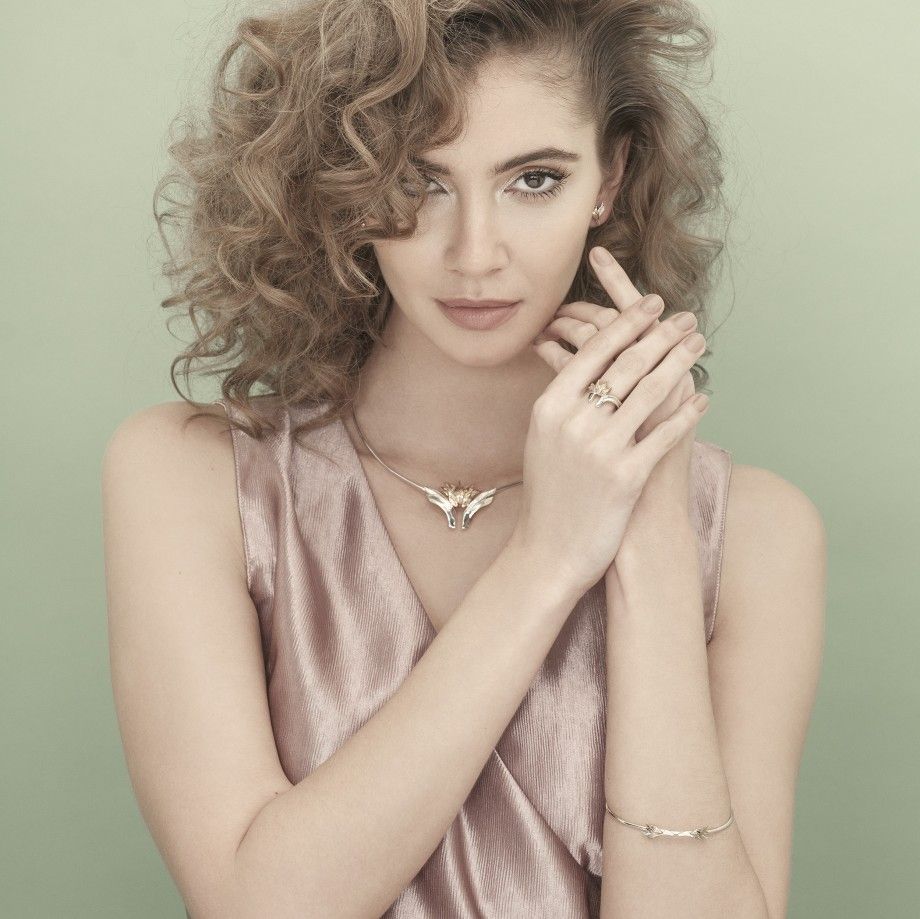 Modelo com colar guardian feminino em ouro com pendente de asas e anéis e pulseira Carmo Joalheiros