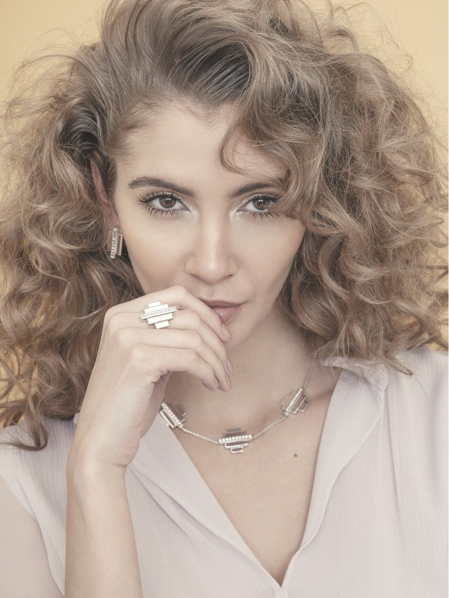 Mulher usando colar inca feminino em prata com design geométrico brincos e anel combinando Carmo Joalheiros