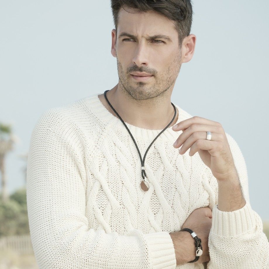 Homem com suéter creme usando colar masculino prata com cordão de couro e pingente oval Topázio 1874