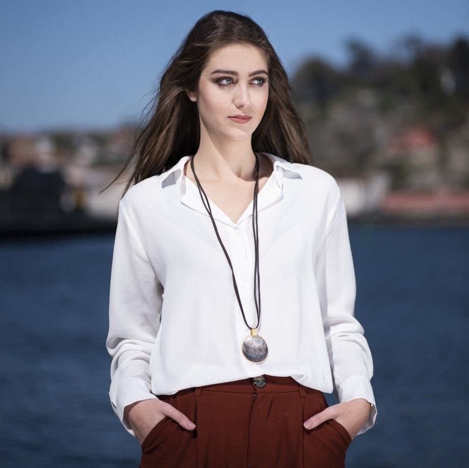 Carmo Joalheiros colar medalhão pérola pendente redondo em cordão longo, look feminino elegante para ocasiões especiais