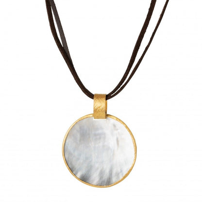 colar medalhão pérola Carmo Joalheiros medalhão redondo em madrepérola com aro dourado e cordao castanho