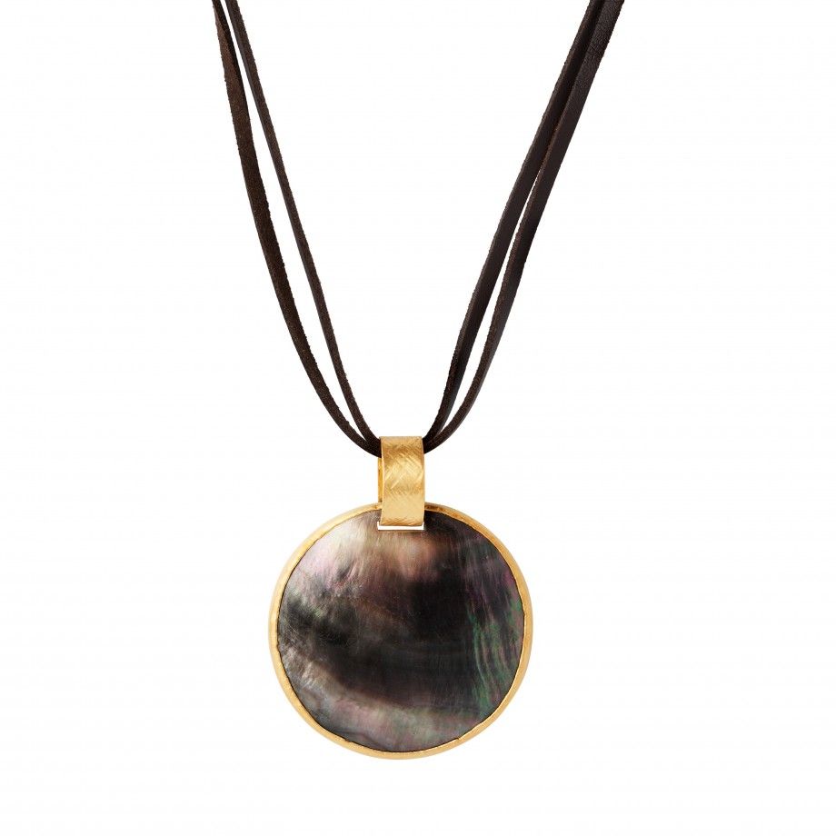 colar medalhão pérola Carmo Joalheiros com pendente redondo de madrepérola e aro dourado em cordão castanho