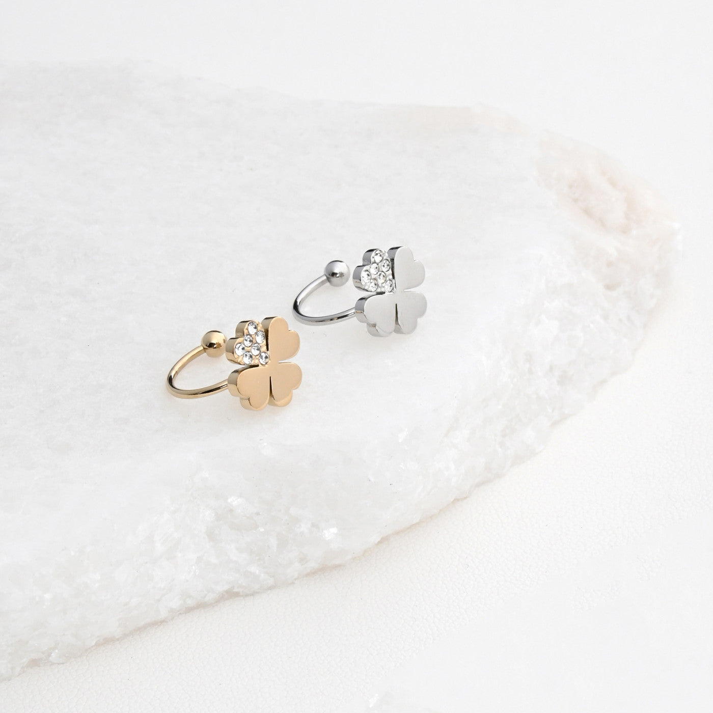 Brincos ear cuff trevo em aço Carmo Joalheiros, par dourado e prateado com cristais sobre pedra branca