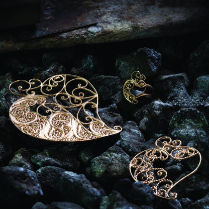 anel coração de ouro ajustável Topázio 1874 em filigrana dourada com peças de coração sobre pedras escuras