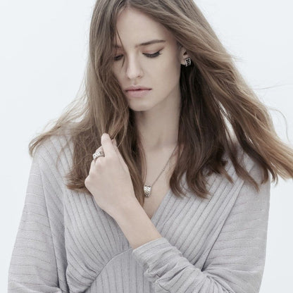 Mulher jovem a usar brincos de prata femininos estilo geometrico com colar e anel Carmo Joalheiros