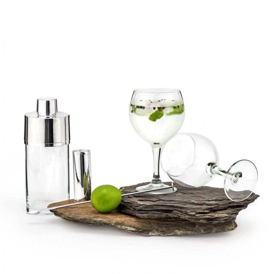 conjunto de gin premium com copos balão, shaker inox, doseador e lima em base de ardósia
