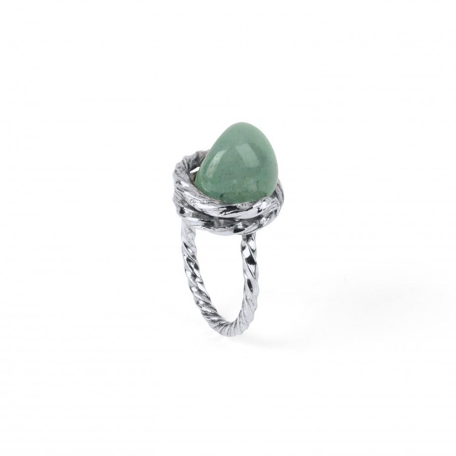 anel pedra natural feminino Carmo Joalheiros com pedra verde em cabochão e aro torcido prateado texturizado