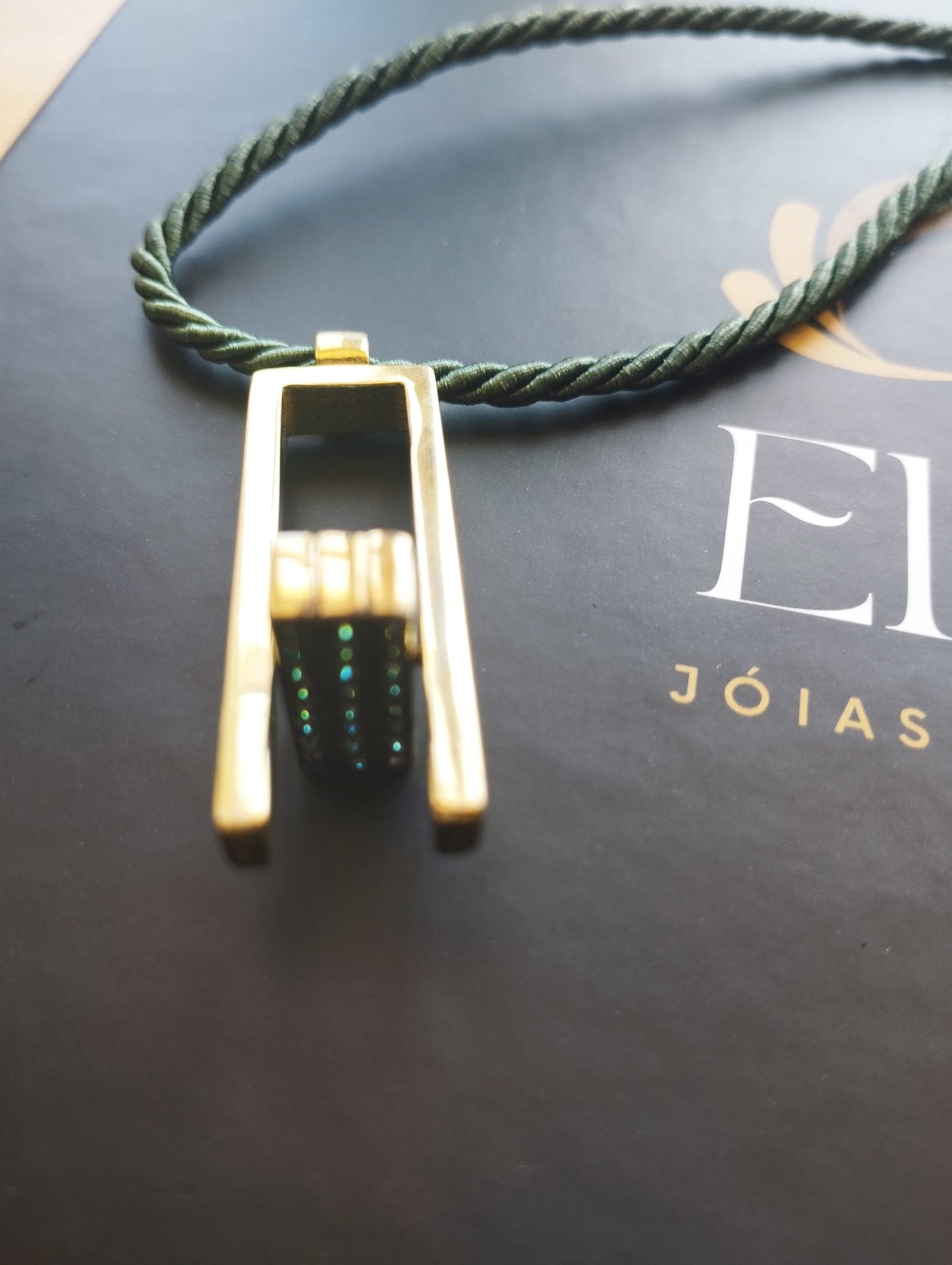 colar dos sorrisos exclusivo ELITE pendente dourado retangular com detalhes em pedras verdes e cordao verde