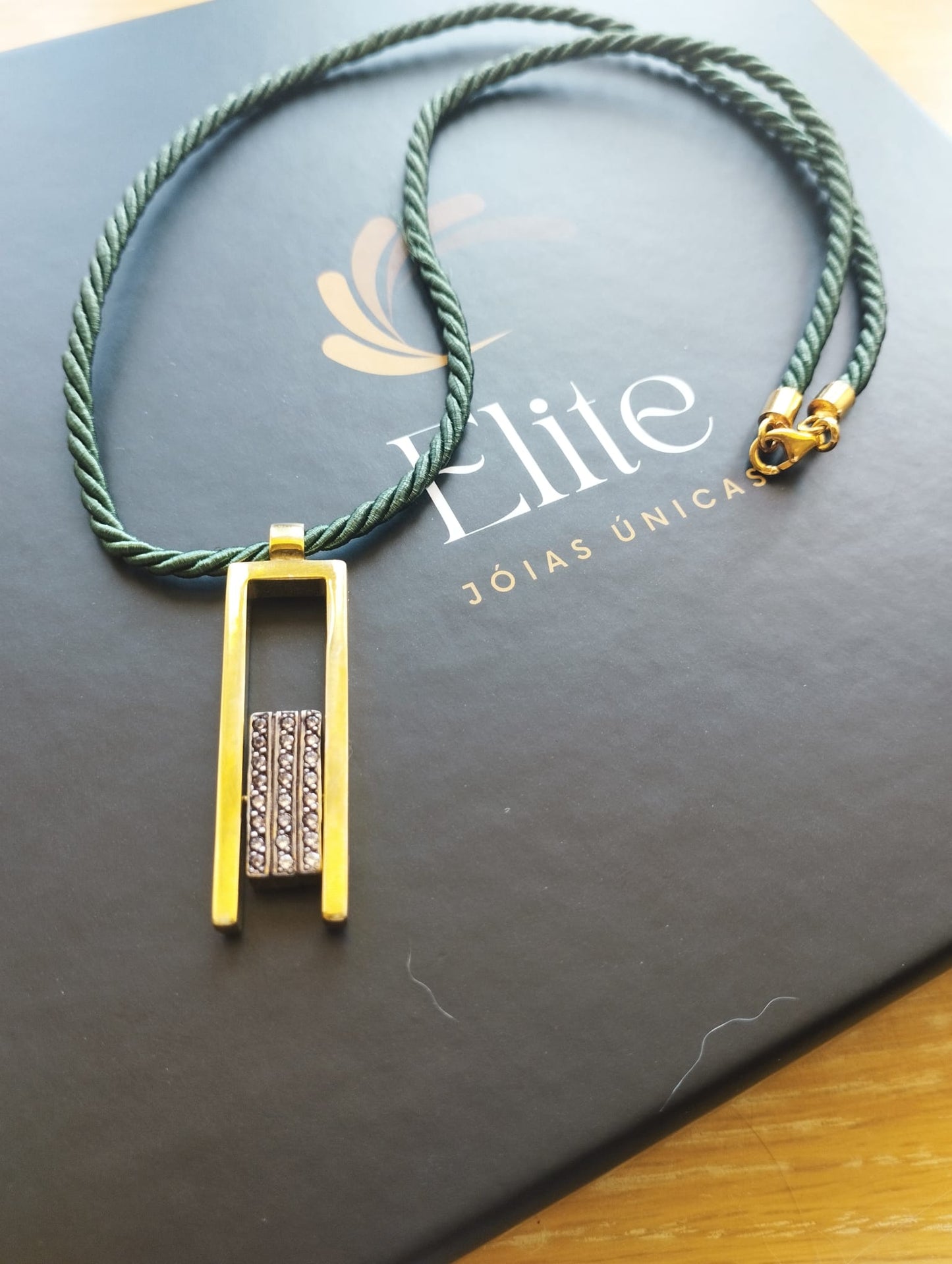 colar dos sorrisos exclusivo ELITE colar com pingente retangular dourado e barras texturizadas em cordao verde