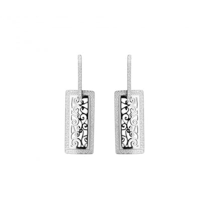 Par de brincos hedra prata feminina retangulares com painéis de filigrana detalhada e fecho de gancho Carmo Joalheiros