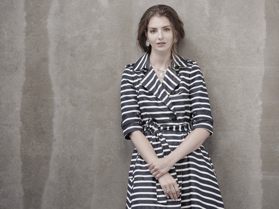 colar ladybug filigrana portuguesa em prata usado por modelo com vestido riscas joia Carmo Joalheiros