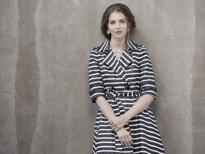 colar ladybug filigrana portuguesa em prata usado por modelo com vestido riscas joia Carmo Joalheiros