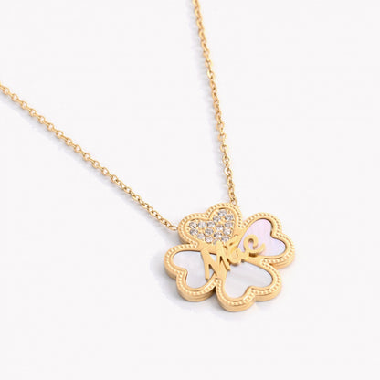 colar de aço trevo mãe em banho dourado com esmalte branco, strass no trevo e inscrição Mãe da Carmo Joalheiros