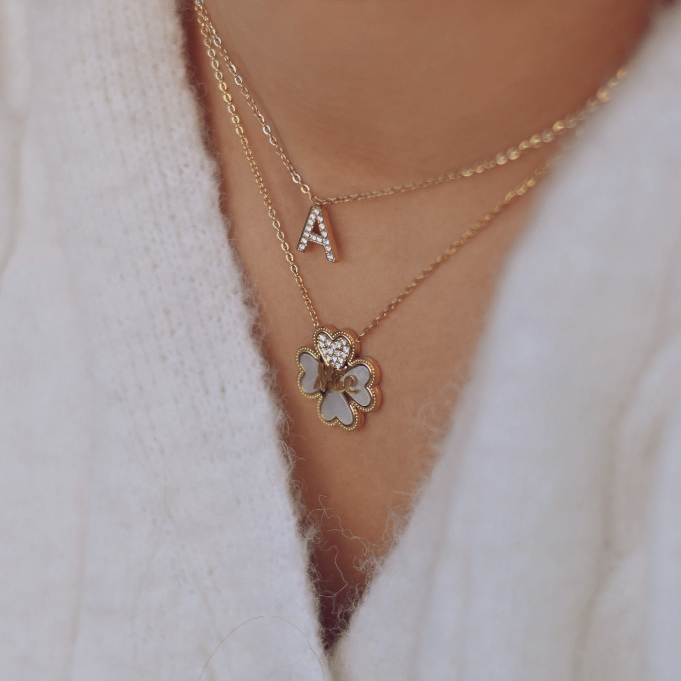 colar de aço trevo mãe Carmo Joalheiros banho dourado com pingente trevo madrepérola e zircônias em corrente dupla