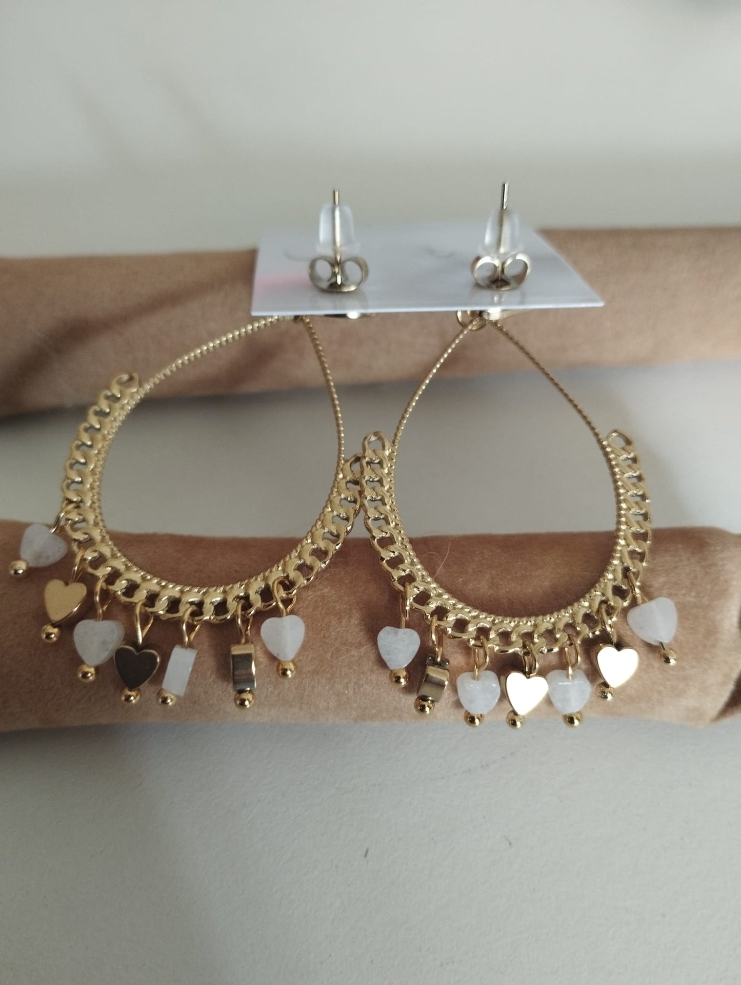 brincos de aço corações Carmo Joalheiros argolas douradas com pingentes de coração madrepérola