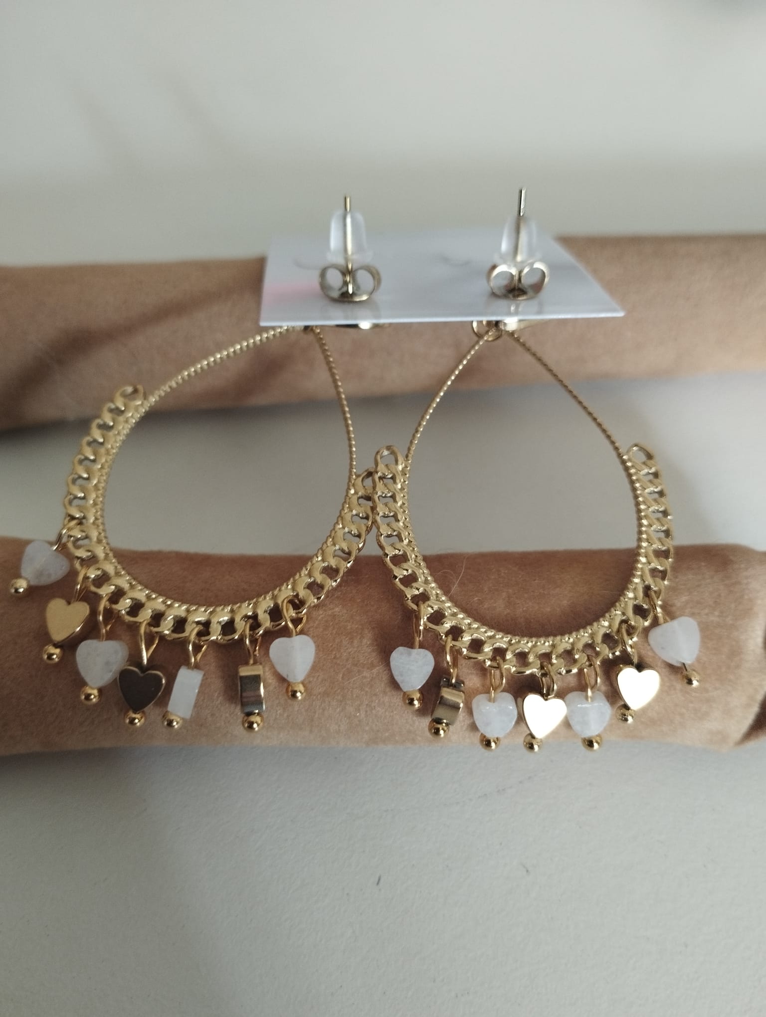 brincos de aço corações Carmo Joalheiros argolas douradas com pingentes de coração madrepérola