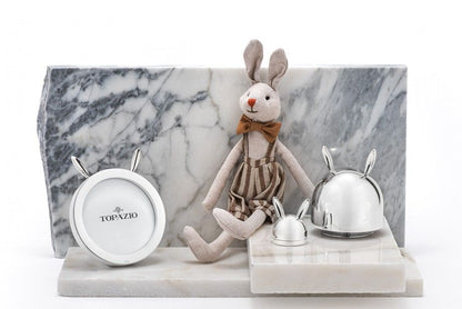 caixa de lembrança bebê coelho Carmo Joalheiros conjunto prata com porta foto caixinhas e coelho de peluche sobre base de mármore